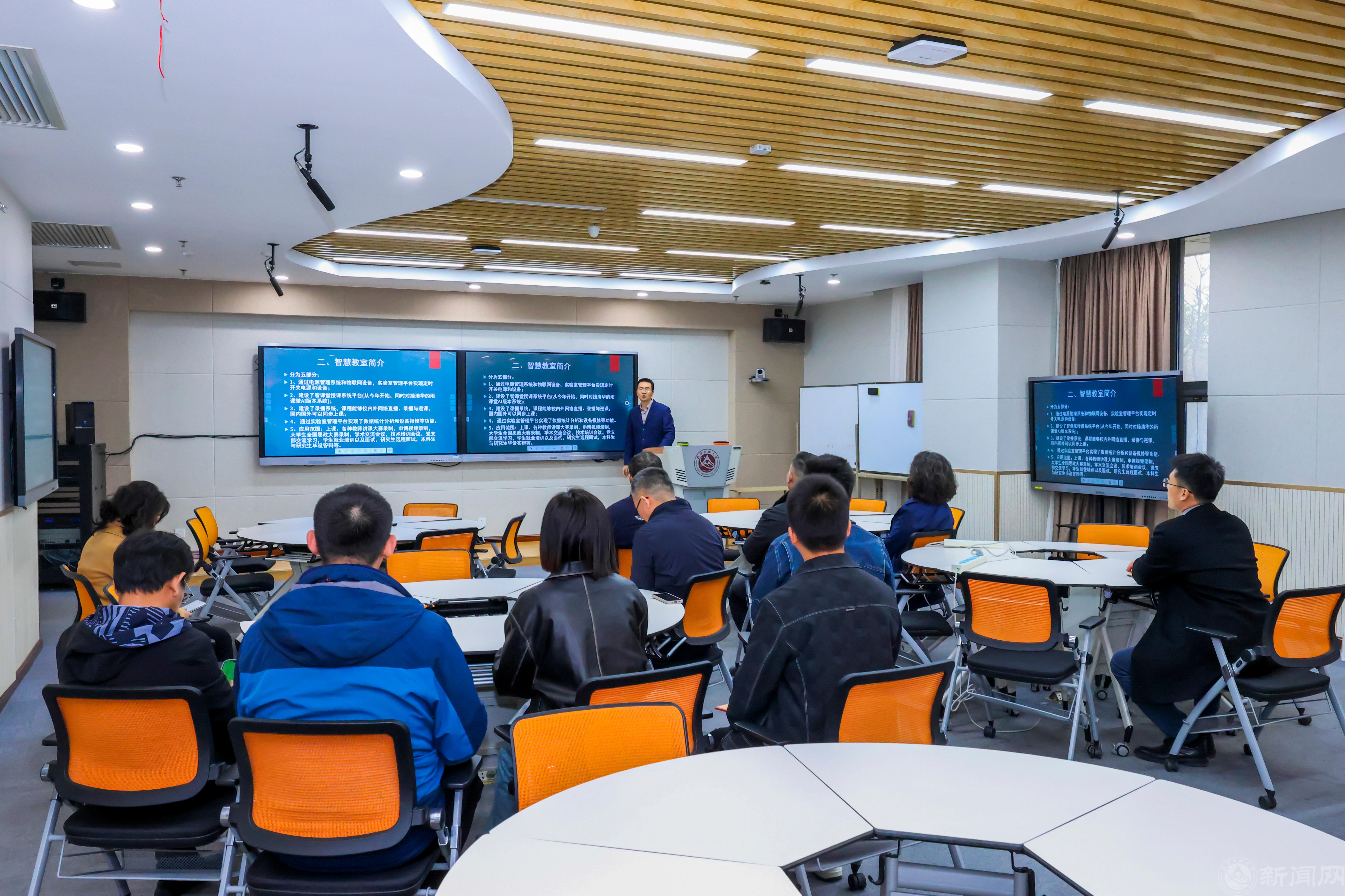 参观智慧教室.jpg